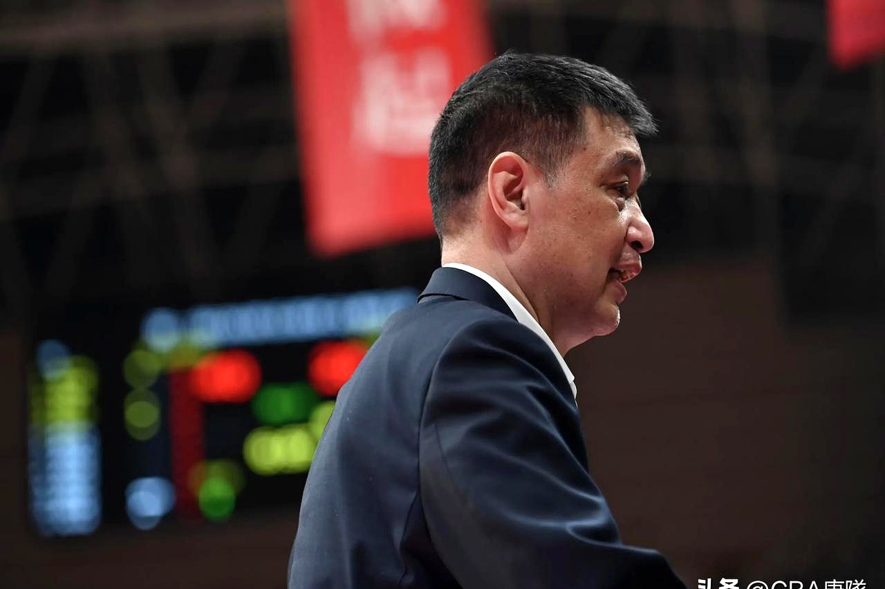 球队内部矛盾激化，教练面临考验