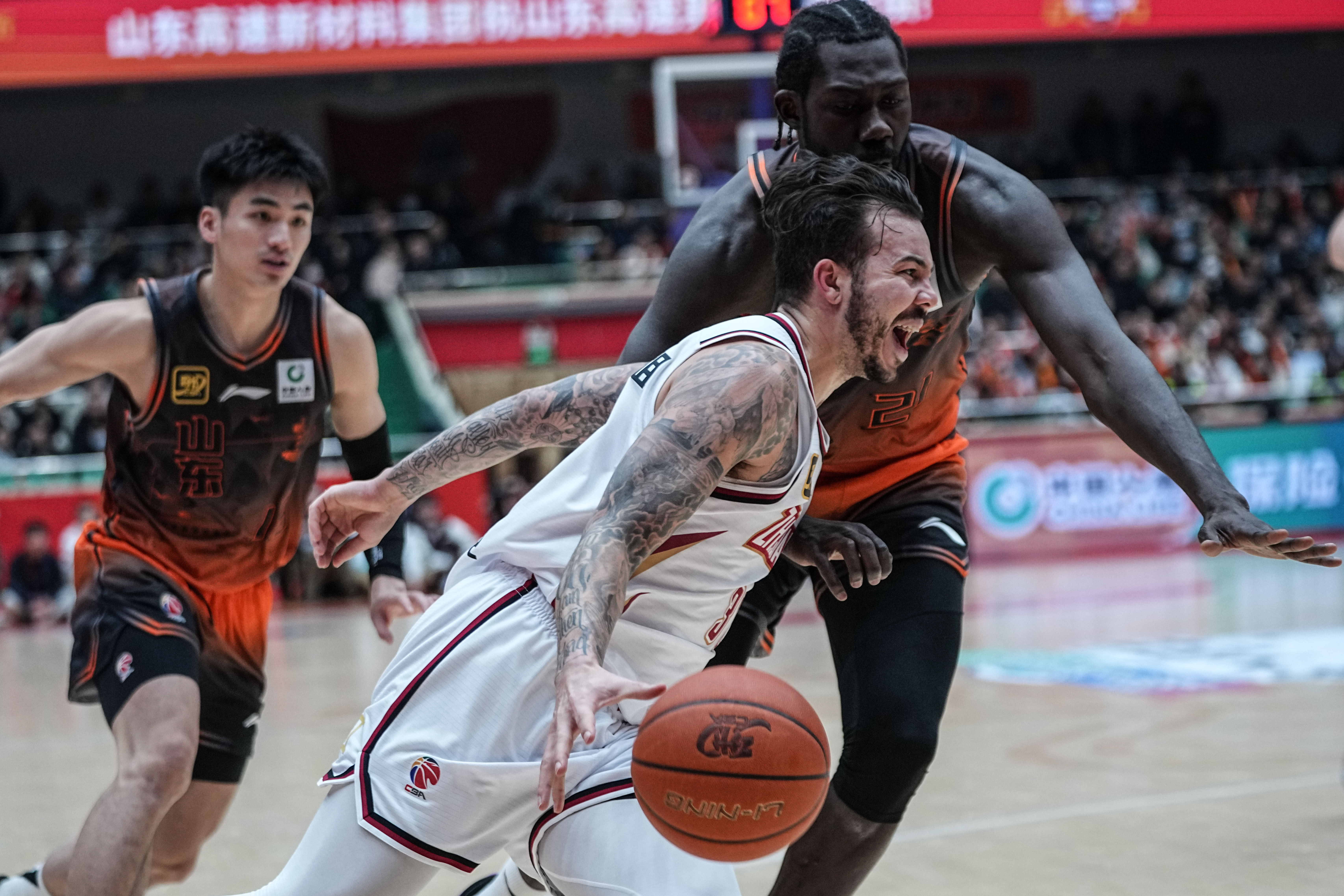 球队内部矛盾激化，教练面临考验