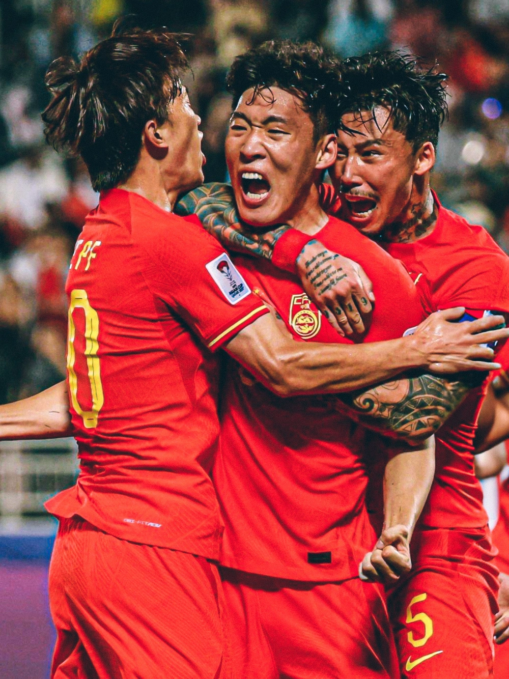 关于中国足球联盟战况激烈，球员表现出色的信息