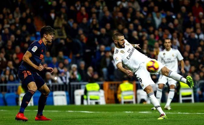 包含巴伦西亚与皇家社会二比二，双方战罢平局的词条