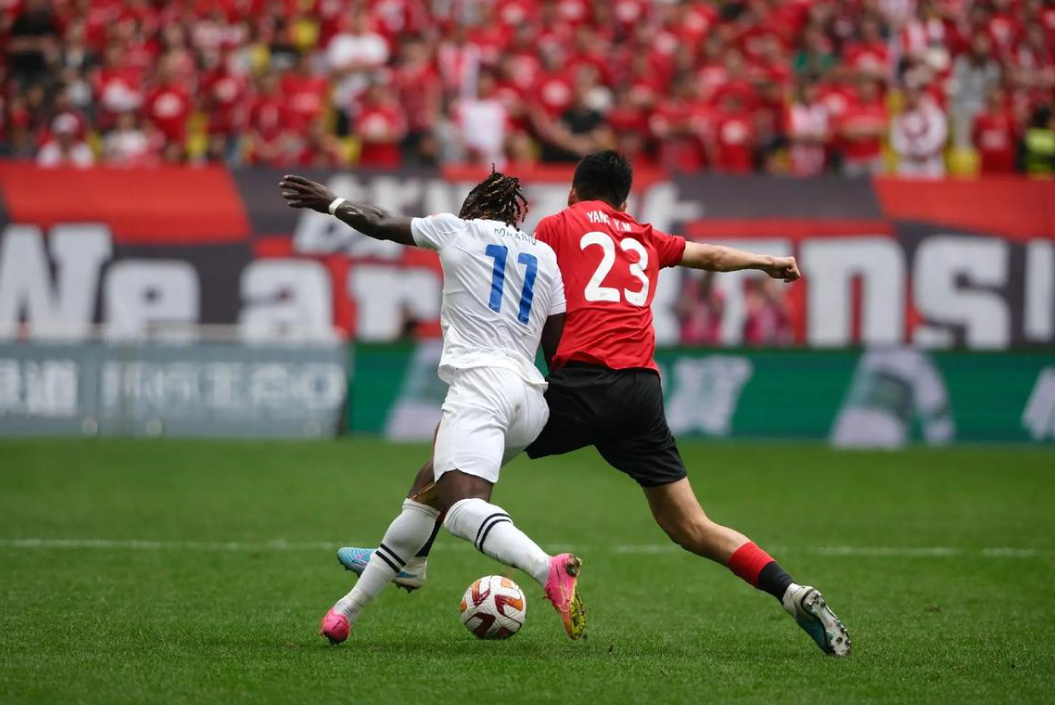 精彩足球赛事中赛场的激烈对抗 精彩足球赛事中赛场的激烈对抗