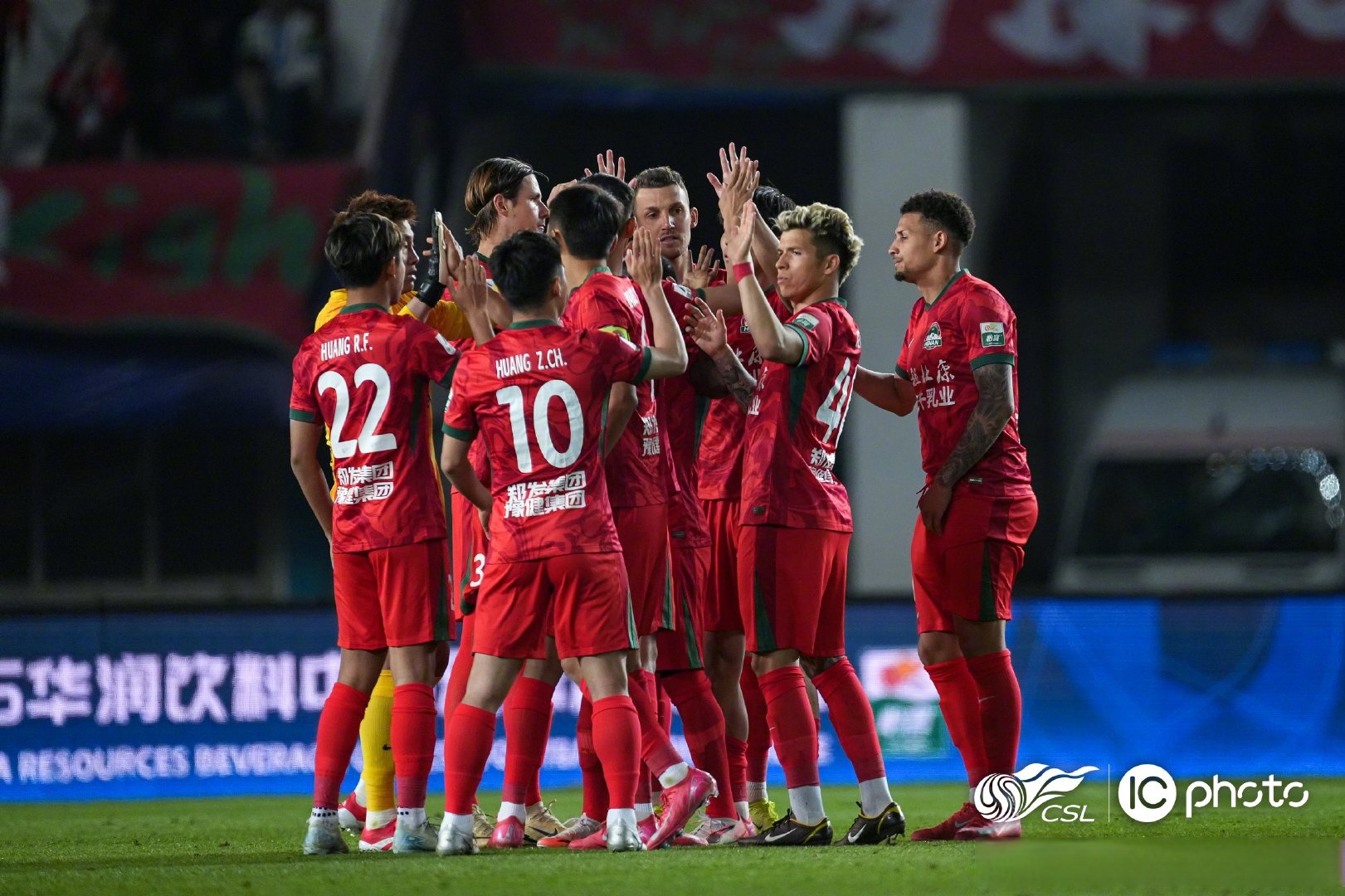 熊猫直播-关于青岛黄海主场完胜重庆斯威，取得两连胜的信息