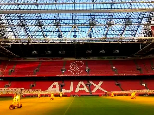 足球赛季中顶尖球队表现出色