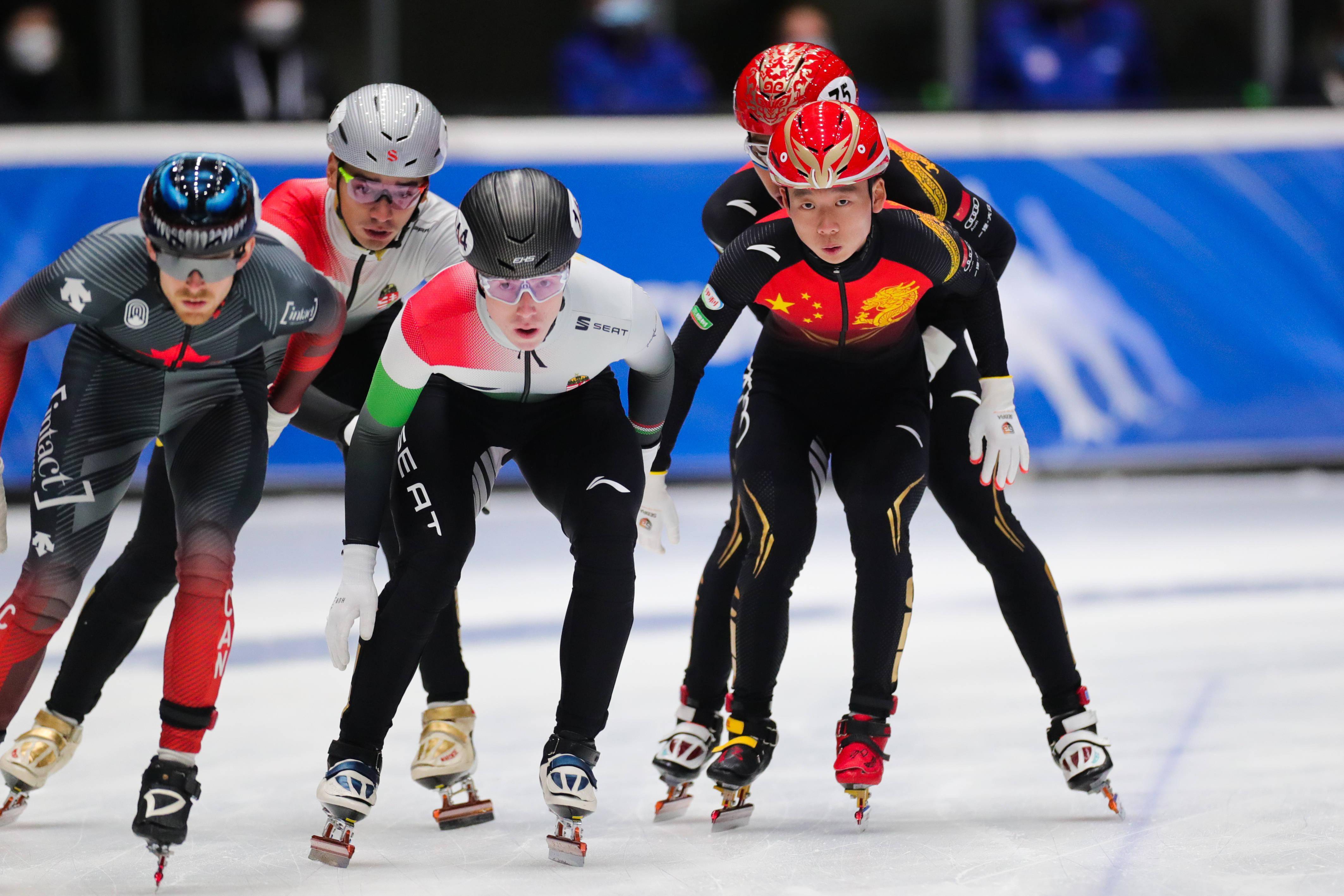 德国代表队在短道速滑比赛中斩获奖杯