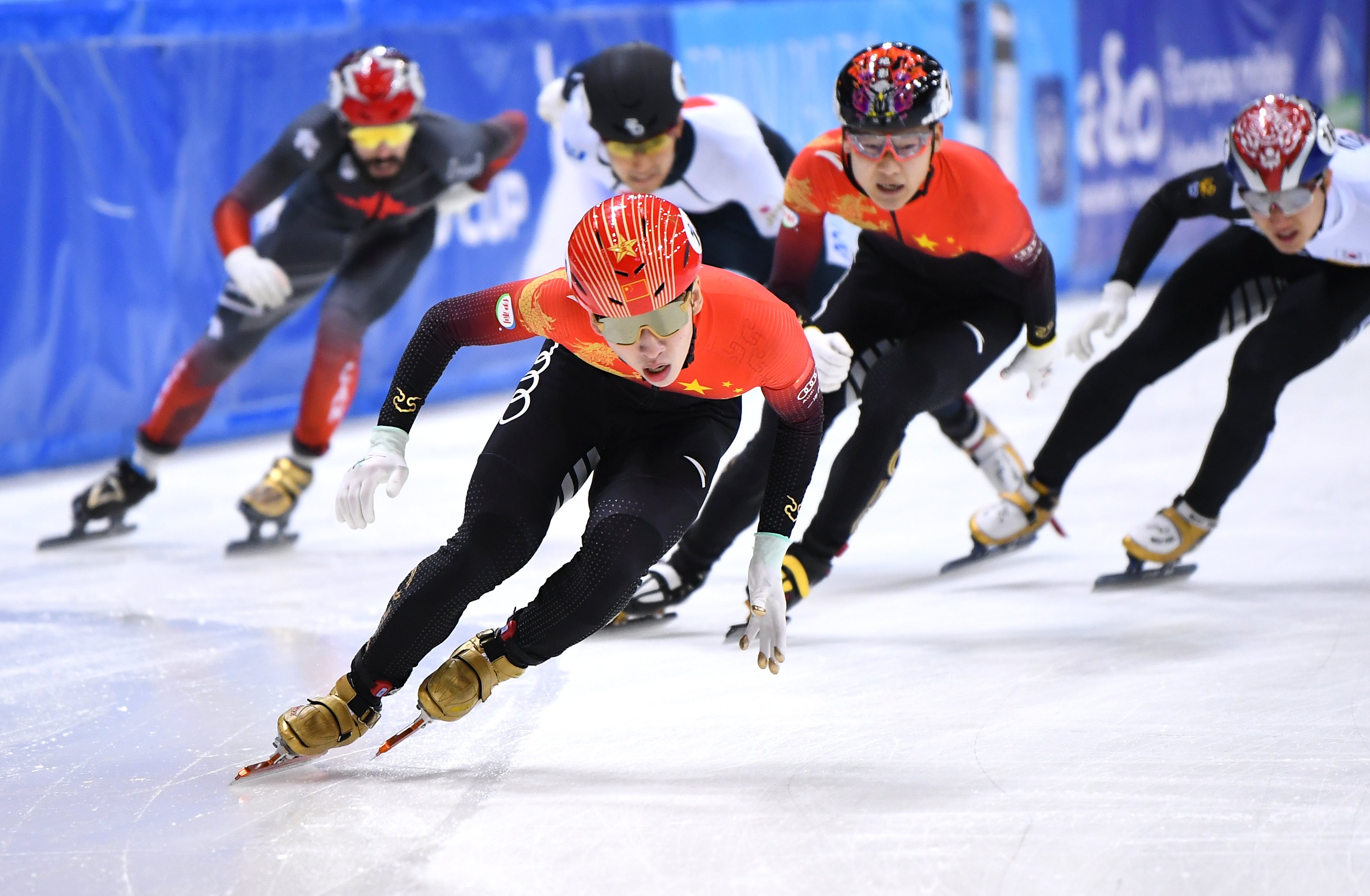 德国代表队在短道速滑比赛中斩获奖杯