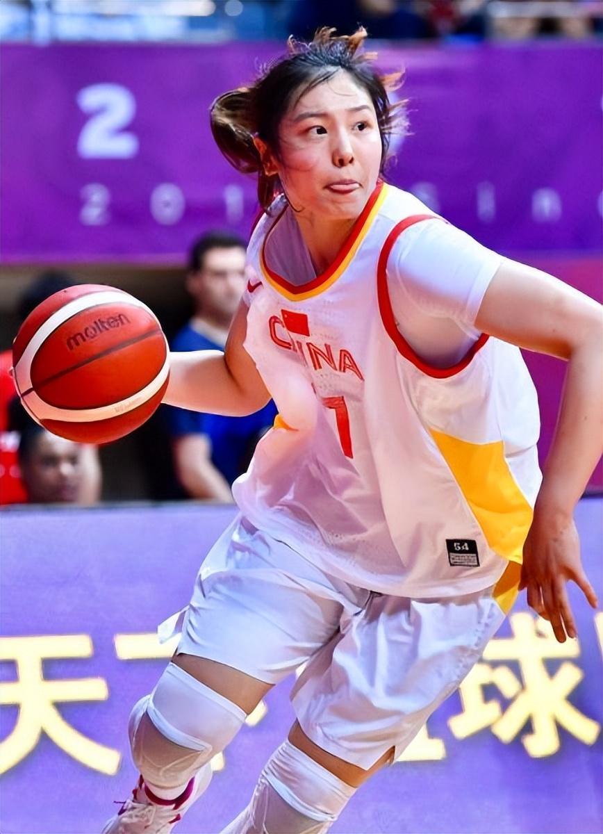 我国女篮队员的拼搏之路，让人动容