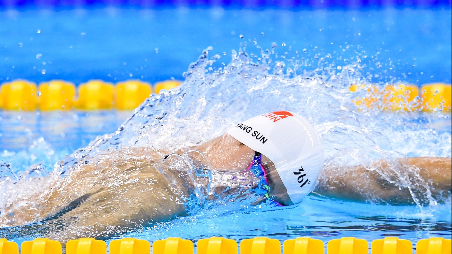 佩雷兹点燃赛场，梅赛德斯绝地翻盘红牛二队